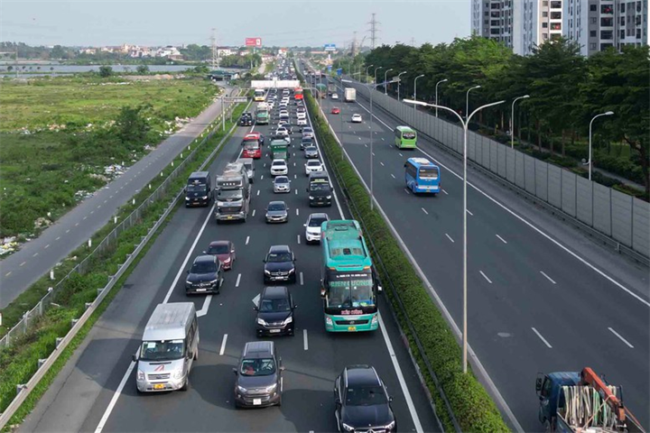 Giữ khoảng cách an toàn với xe lưu thông liền kề phía trước nhằm bảo đảm tuyệt đối an toàn giao thông, đặc biệt là khi điều khiển phương tiện trên đường cao tốc