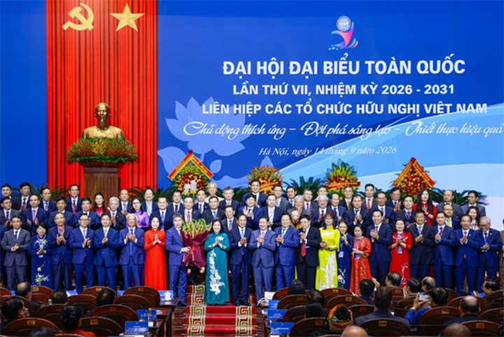 Chủ tịch Bùi Thị Minh Hoài tặng hoa chúc mừng Ban Chấp hành Liên hiệp các tổ chức hữu nghị Việt Nam khóa VII, nhiệm kỳ 2026 - 2031 (Ảnh: Quang Vinh).
