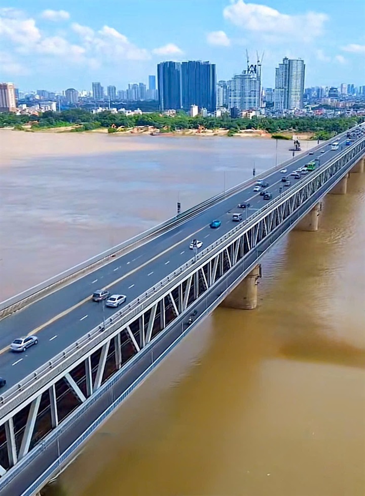 Sở Xây dựng Hà Nội công bố, từ ngày 15/9 đến 10/11/2026, ô tô tải có khối lượng toàn bộ từ 2 tấn trở lên và ô tô khách từ 16 chỗ trở lên, trừ xe buýt, sẽ bị cấm lưu thông qua cầu Thăng Long trong khoảng thời gian từ 5 giờ đến 24 giờ hằng ngày.