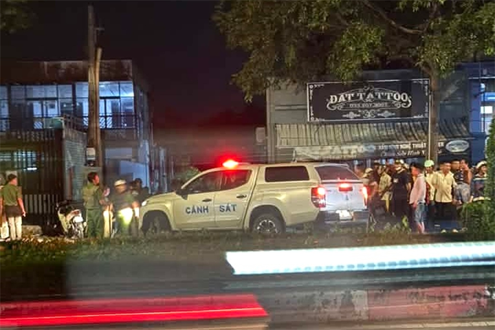 Công an phong tỏa hiện trường, truy xét nghi can gây án. Ảnh: L.A