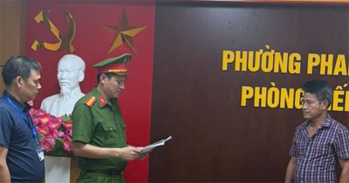Cơ quan Cảnh sát điều tra thi hành Quyết định khởi tố bị can. (Ảnh: Công an Thái Nguyên)