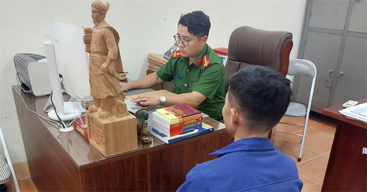 Cơ quan Công an làm việc với N.T.C. (Ảnh: Công an Thái Nguyên)