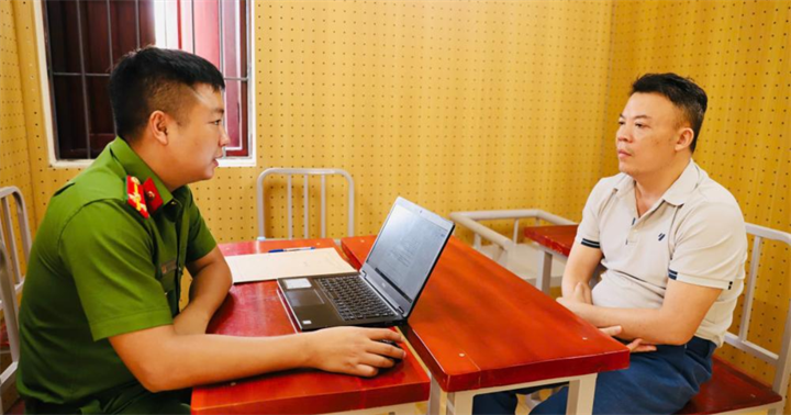 Cơ quan điều tra làm việc với đối tượng Nguyễn Xuân Chất. (Ảnh: Công an Hà Tĩnh)