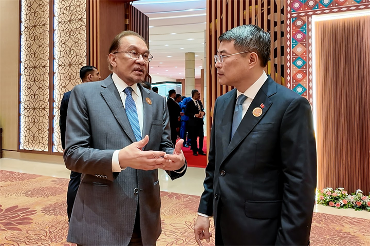Thủ tướng Lê Minh Hưng gặp Thủ tướng Malaysia Anwar Ibrahim