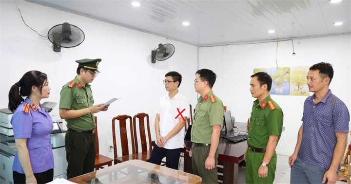 Cơ quan Công an tiến hành khám xét khẩn cấp nơi làm việc của Đàm Đình Mạnh, Giám đốc Công ty cổ phần xây dựng CTT. (Ảnh: Công an tỉnh Phú Thọ)