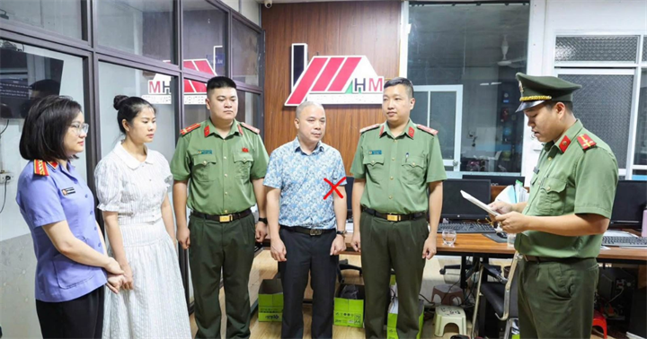 Cơ quan Công an tiến hành khám xét khẩn cấp nơi làm việc của Nguyễn Văn Hiếu, Giám đốc Công ty TNHH Đầu tư HM Việt Nam. (Ảnh: Công an Phú Thọ)