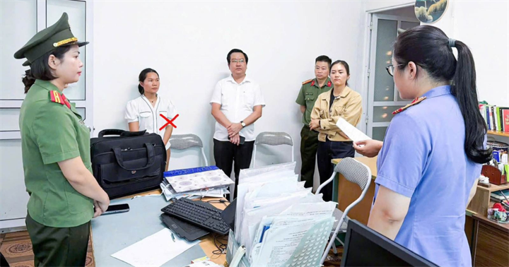 Cơ quan Công an tiến hành khám xét khẩn cấp nơi làm việc của Nguyễn Thị Hương, Kế toán Công ty cổ phần đầu tư xây dựng Duy Mạnh. (Ảnh: Công an Phú Thọ)