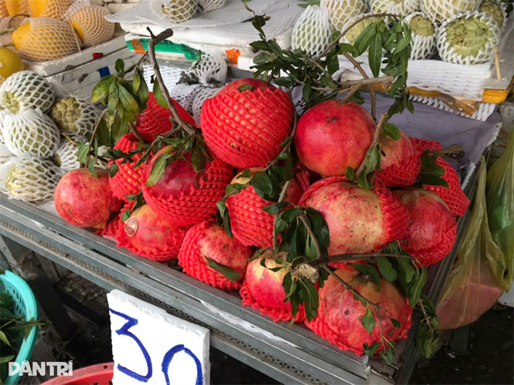 Lựu đỏ Trung Quốc tại sạp của anh Hiền có giá từ 30.000-45.000 đồng/kg tùy loại (Ảnh: Nam Bình).