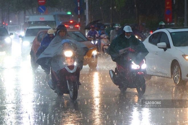 Dự báo thời tiết đêm nay và ngày mai 15/9 ở Hà Nội có mưa to đến rất to. Ảnh: Dương Anh