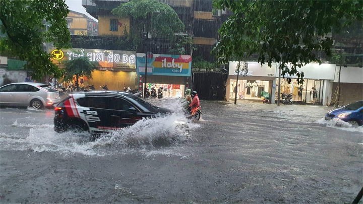 Dự báo trong 3 giờ tới, khu vực Hà Nội có thể có dông, lốc, sét, mưa đá. Ảnh minh họa/Thanh Niên