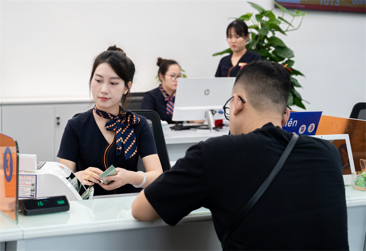 Giao dịch ngân hàng (Ảnh: Thành Đông).