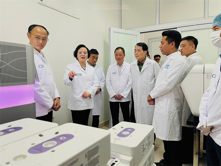 Phó Thủ tướng Phạm Thị Thanh Trà và đoàn công tác kiểm tra tại Trung tâm Giám định ADN, Viện Sinh học, Viện Hàn lâm Khoa học và Công nghệ Việt Nam - Ảnh: chinhphu.vn/Thu Giang