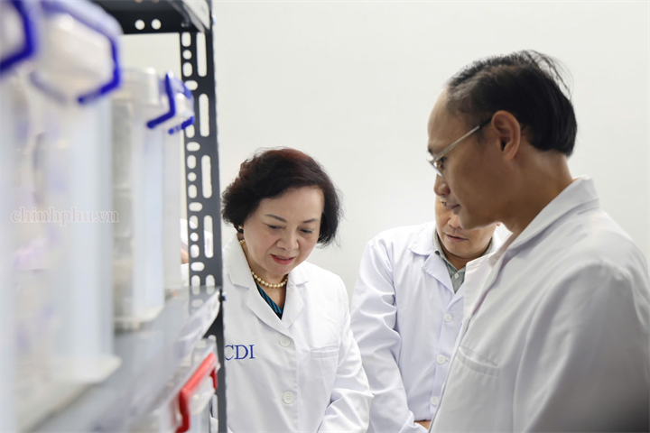 Phó Thủ tướng đánh giá cao nỗ lực của Viện Sinh học và Trung tâm ADN trong việc vừa nghiên cứu, thử nghiệm, vừa triển khai công nghệ mới phục vụ xác định danh tính hài cốt liệt sĩ - Ảnh: chinhphu.vn/Thu Giang