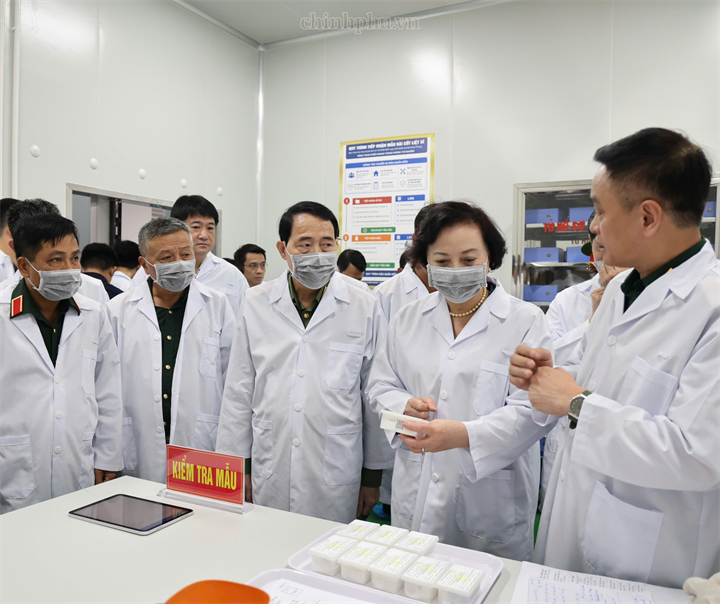 Phó Thủ tướng Phạm Thị Thanh Trà và đoàn công tác kiểm tra thực tế tại Viện Pháp y Quân đội - Ảnh: chinhphu.vn/Thu Giang
