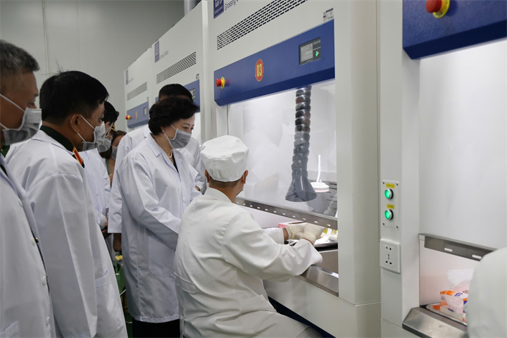 Phó Thủ tướng Phạm Thị Thanh Trà đánh giá cao những nỗ lực của Cục Quân y và Viện Pháp y Quân đội trong thực hiện nhiệm vụ được giao - Ảnh: chinhphu.vn/Thu Giang