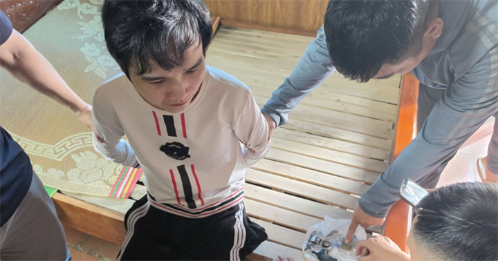 Nguyễn Quang Hiến cùng khẩu súng và số đạn bị lực lượng Công an thu giữ. (Ảnh: Công an Lạng Sơn)