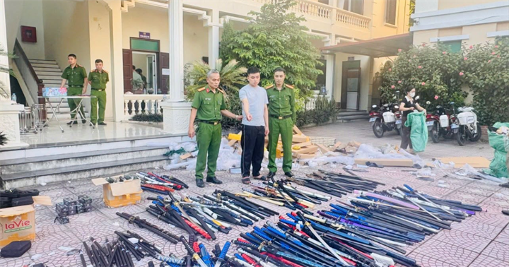 Ninh Văn Thanh cùng tang vật tại cơ quan công an. (Ảnh: Công an Bắc Ninh)