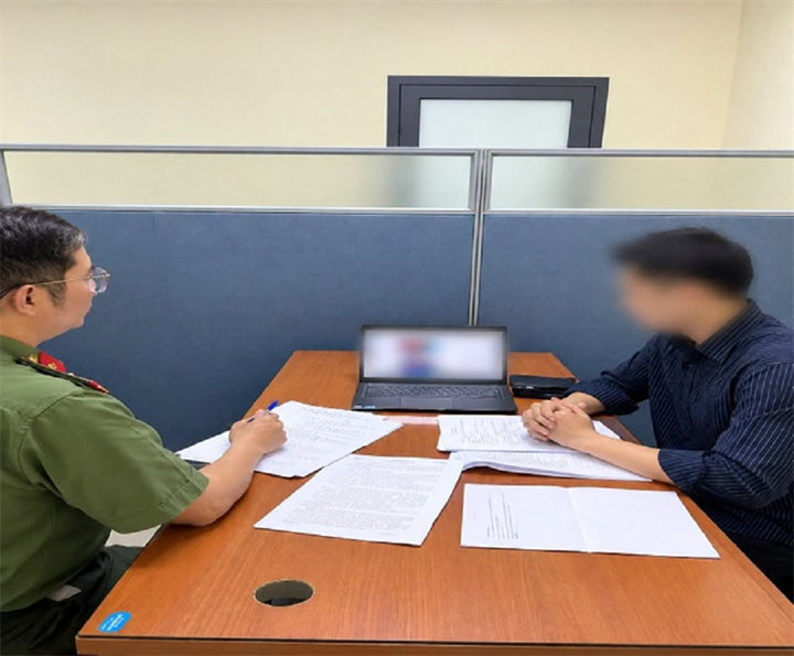 PA05 Công an Hà Nội làm việc với người vi phạm. ẢNH: CÔNG AN CUNG CẤP/ Theo báo Thanh niên.