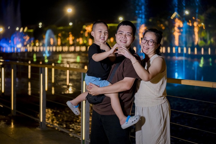 Gia đình anh Kiều Văn Đạt vui chơi tại Sun Urban City tối cuối tuần. Ảnh: Hồng Quân