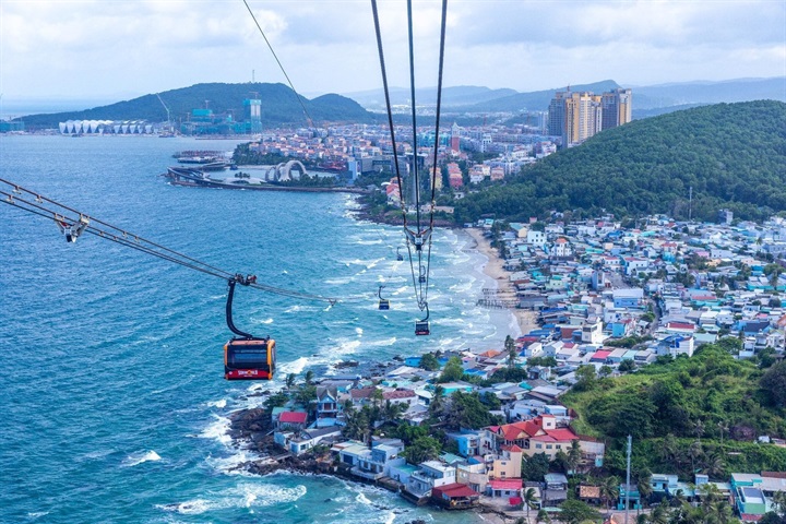 Cáp treo là phương tiện duy nhất đưa công nhân vượt biển từ Sunset Town ra Hòn Thơm mỗi ngày. Nguồn ảnh Sun Group