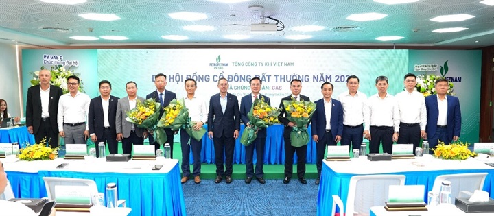 Thành viên HĐTV Petrovietnam Trần Bình Minh tặng hoa chúc mừng thành công của Đại hội. Nguồn ảnh PV GAS