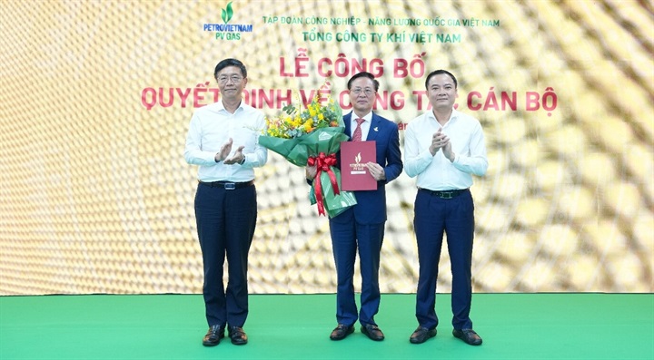 Đồng chí Lê Ngọc Sơn – Bí thư Đảng ủy, Chủ tịch HĐTV Petrovietnam; đồng chí Trần Quang Dũng – Phó Bí thư Đảng ủy Petrovietnam tặng hoa chúc mừng Tân Chủ tịch HĐQT PV GAS. Nguồn ảnh PV GAS