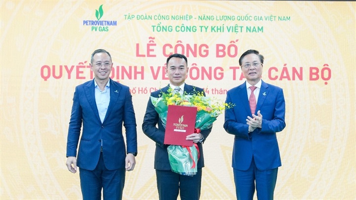 Thành viên HĐTV Petrovietnam Trần Bình Minh và Chủ tịch HĐQT PV GAS Bùi Minh Tiến tặng hoa chúc mừng Tân TGĐ PV GAS Dương Trí Hội. Nguồn ảnh PV GAS