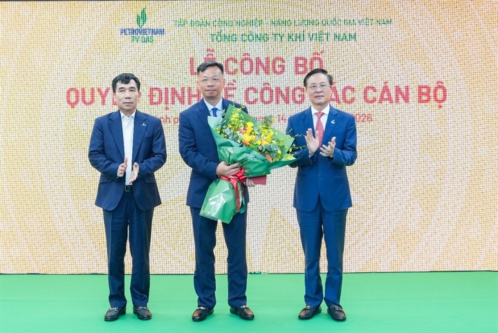 Phó TGĐ Petrovietnam Lê Xuân Huyên và Chủ tịch HĐQT PV GAS Bùi Minh Tiến tặng hoa chúc mừng Thành viên HĐQT PV GAS Nguyễn Tuấn Anh. Nguồn ảnh PV GAS