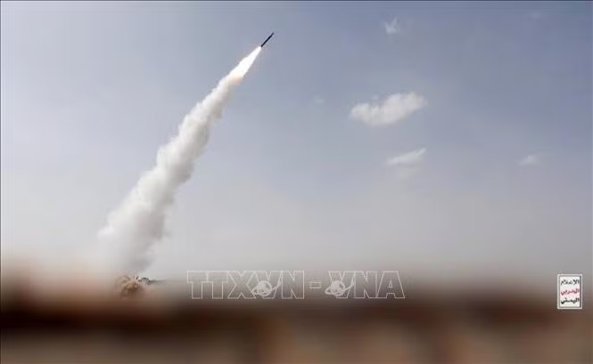 Lực lượng Houthi phóng tên lửa nhằm vào thành phố Mocha, Yemen. Ảnh: THX/TTXVN