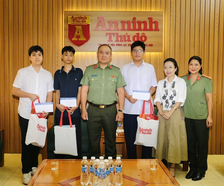 Trung tá Đỗ Trần Quân và đại diện Tân Hiệp Phát trao quà trung thu cho các cháu trong chương trình Cùng em vững bước tương lai. Nguồn ảnh Tân Hiệp Phát