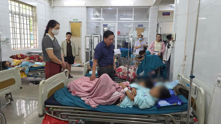 Một số bệnh nhân nghi ngộ độc sau khi ăn bánh mì đang điều trị tại Bệnh viện Đa khoa Khu vực Cam Lộ (Quảng Trị). Ảnh: VTC News