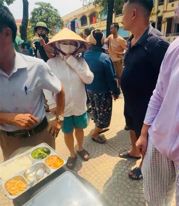 Phụ huynh Trường Tiểu học Kim Bài (xã Thanh Oai, Hà Nội) bức xúc vì 2 ngày liên tiếp học sinh chờ cơm bán trú đến gần 13h. Ảnh chụp màn hình/ Theo VietNamNet.