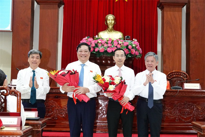 Lãnh đạo tỉnh Đồng Tháp tặng hoa chúc mừng tân Chủ tịch UBND tỉnh Nguyễn Thanh Nhàn (thứ 2, bên phải)