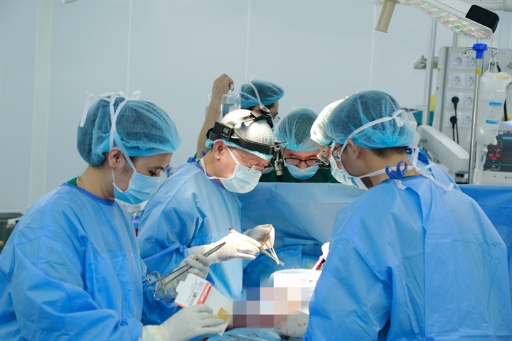 Ca mổ tim “cân não” nạo vét mảng vôi hóa bám sâu, thay van cứu bệnh nhân 50 tuổi. Ảnh: BVCC