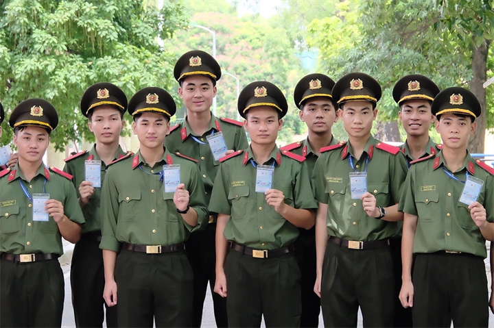 Học viên Học viện An ninh Nhân dân hỗ trợ thí sinh trong kỳ thi đánh giá hồi tháng 7/2024. Ảnh minh họa/VnExpress