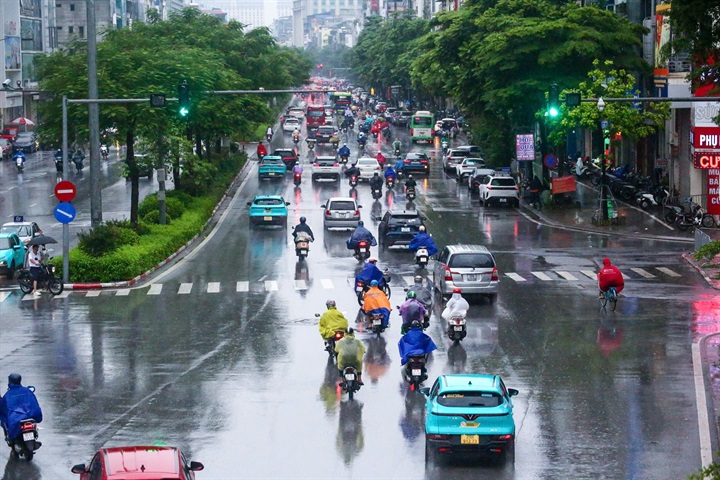 Khu vực Hà Nội xảy ra mưa kéo dài, ảnh hưởng đến hoạt động đi lại của người dân.