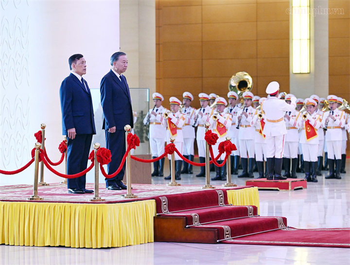 Tổng Bí thư, Chủ tịch nước Tô Lâm và Nhà vua Thái Lan Maha Vajiralongkorn Phra Vajiraklaochaoyuhua trên bục danh dự, thực hiện nghi lễ chào cờ - Ảnh: chinhphu.vn/Nhật Bắc
