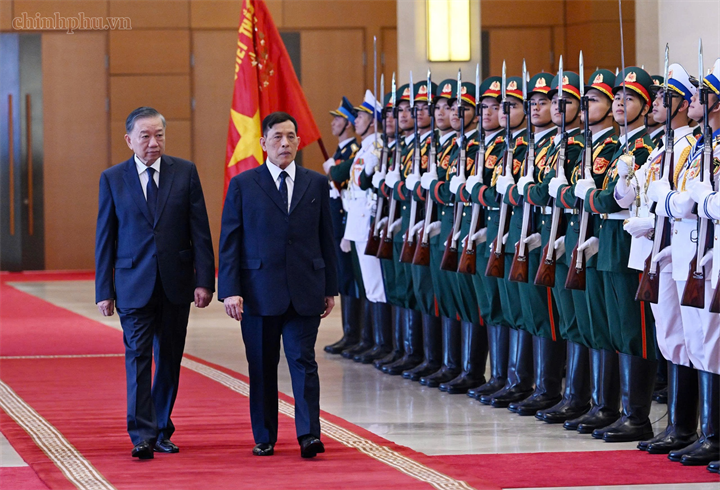 Tổng Bí thư, Chủ tịch nước Tô Lâm và Nhà vua Thái Lan Maha Vajiralongkorn Phra Vajiraklaochaoyuhua duyệt Đội danh dự Quân đội Nhân dân Việt Nam - Ảnh: chinhphu.vn/Nhật Bắc