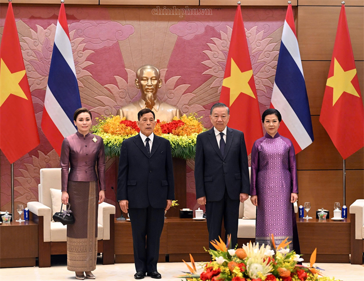 Tổng Bí thư, Chủ tịch nước Tô Lâm và Phu nhân cùng Nhà vua Thái Lan Maha Vajiralongkorn Phra Vajiraklaochaoyuhua và Hoàng hậu chụp ảnh chung - Ảnh: chinhphu.vn/Nhật Bắc