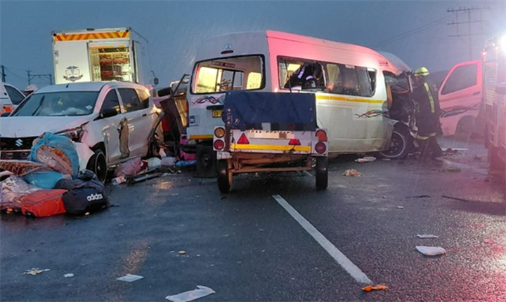 Một vụ tai nạn liên hoàn kinh hoàng ở Nam Phi đã khiến ít nhất 21 người thiệt mạng. Nguồn: WCLiveTraffic