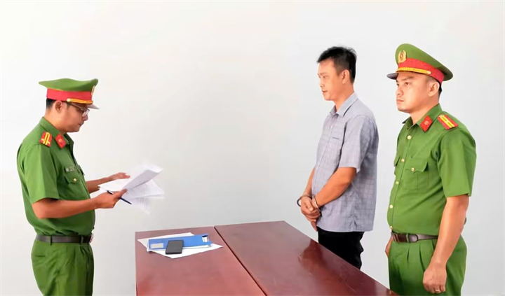 Bị can Đoàn Anh Khoa nghe đọc các quyết định khởi tố, bắt tạm giam. Ảnh: Thanh Niên
