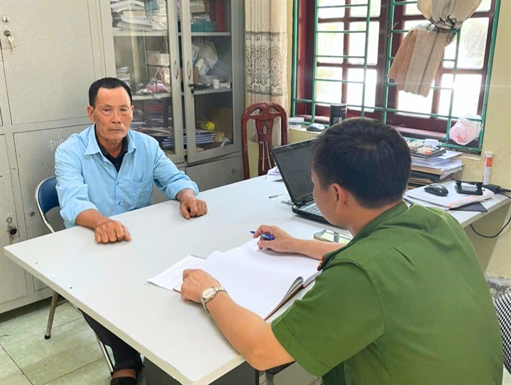 Đối tượng bị truy nã Nguyễn Đức Khiêm đến trụ sở Công an xã Nam An Phụ đầu thú. Ảnh: Công an TP Hải Phòng