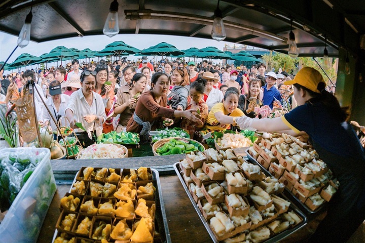 Chợ Lá hấp dẫn du khách tại núi Bà Đen. Nguồn ảnh Sun Group