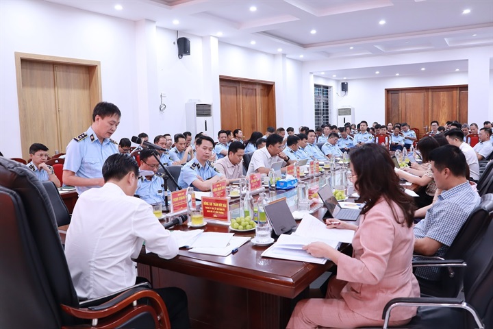 Đồng chí Trịnh Quang Đức – Bí thư Đảng ủy bộ phận, Chi cục trưởng Chi cục Quản lý thị trường thành phố Hà Nội phát biểu tại buổi làm việc. Ảnh: QLTTHN
