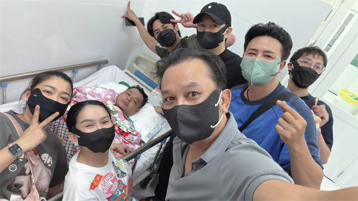 Người thân và đồng nghiệp vui mừng khi kỳ tích xuất hiện với nam diễn viên. Ảnh: Thanh Niên Việt