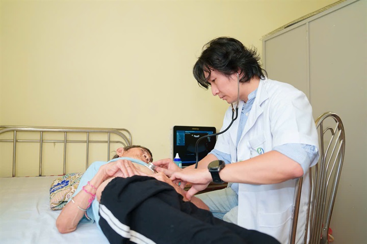 Bác sĩ Đoàn Dư Mạnh khám bệnh cho người dân trong chuyến tình nguyện. Ảnh: BSCC