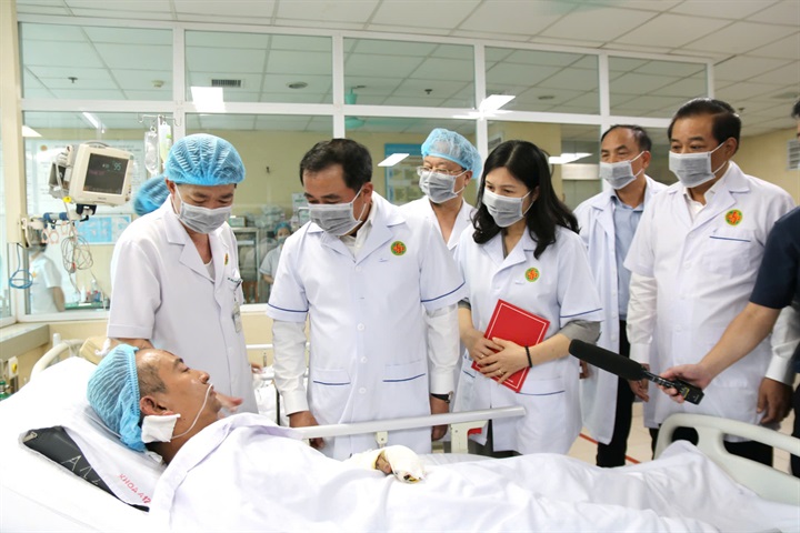 Bí thư Thành ủy Hà Nội Trần Đức Thắng cùng đoàn công tác thăm hỏi, động viên nạn nhân bị thương đang được điều trị tại Bệnh viện Quân y 354. Ảnh: Sở Y tế Hà Nội