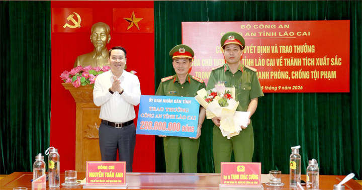 Ông Nguyễn Tuấn Anh, Phó Bí thư Tỉnh ủy, Chủ tịch UBND tỉnh trao thưởng nóng cho Ban chuyên án về thành tích xuất sắc trong công tác đấu tranh phòng, chống tội phạm. (Ảnh: An ninh Lào Cai)