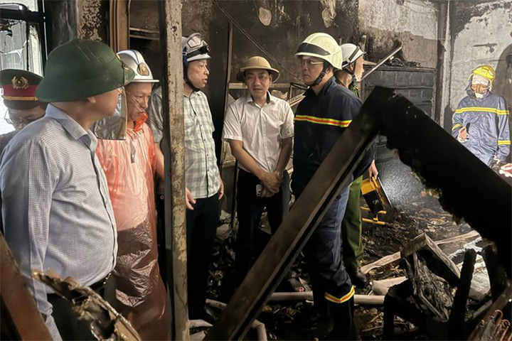 Thiếu tướng Nguyễn Hồng Kỳ - Phó Giám đốc Công an Thành phố trực tiếp chỉ huy tại hiện trường. Ảnh: VietNamnet