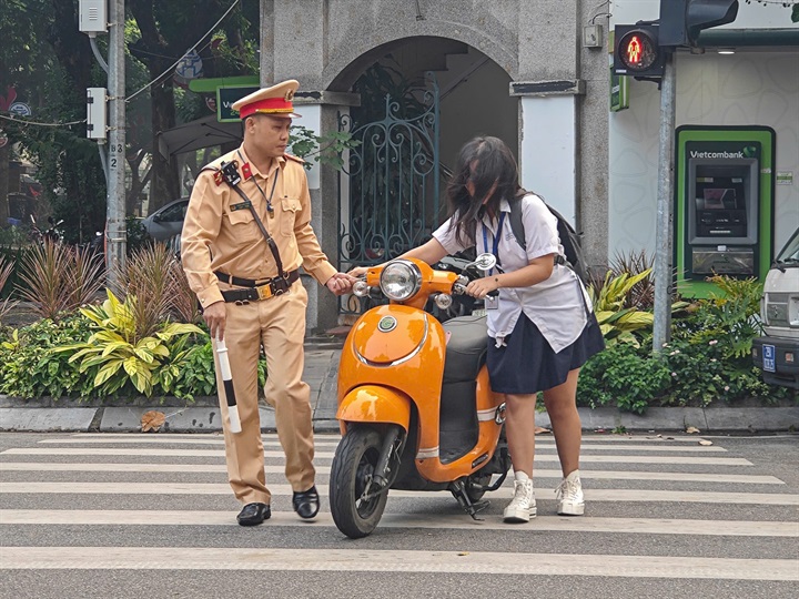 CSGT xử lý trường hợp học sinh điều khiển xe máy không đội muc bảo hiểm.